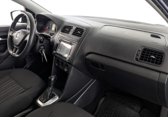 Подержанный автомобиль Volkswagen Polo Sedan 2017 года (13 фото)