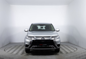Подержанный автомобиль Mitsubishi Outlander 2021 года (2 фото)