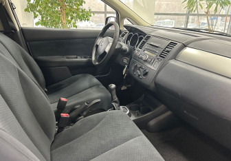 Подержанный автомобиль Nissan Tiida Hatchback 2010 года (10 фото)