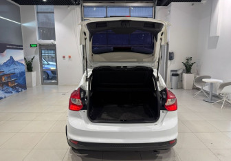 Подержанный автомобиль Ford Focus Hatchback 2012 года (6 фото)