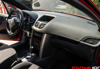 Подержанный автомобиль Peugeot 207 Hatchback 2008 года (7 фото)