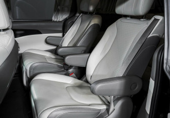 Подержанный автомобиль Kia Carnival 2022 года (16 фото)