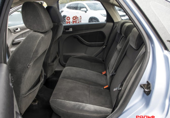 Подержанный автомобиль Ford Focus Sedan 2006 года (8 фото)