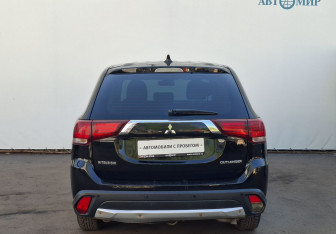 Подержанный автомобиль Mitsubishi Outlander 2017 года (6 фото)