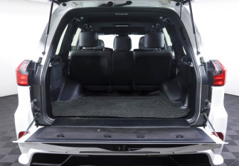 Подержанный автомобиль Lexus LX 2020 года (9 фото)