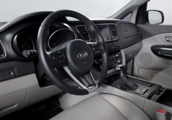Подержанный автомобиль Kia Carnival 2016 года (14 фото)