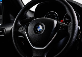 Подержанный автомобиль BMW X5 2011 года (15 фото)