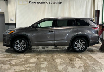 Подержанный автомобиль Toyota Highlander 2014 года (3 фото)