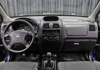 Подержанный автомобиль Mitsubishi Space Star Compactvan 2004 года (13 фото)