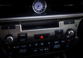 Подержанный автомобиль Lexus ES 2015 года (18 фото)