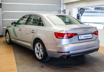 Подержанный автомобиль Audi A4 Sedan 2018 года (6 фото)