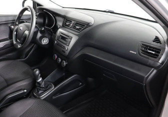 Подержанный автомобиль Kia Rio Sedan 2016 года (10 фото)