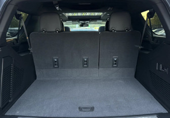 Подержанный автомобиль Chevrolet Suburban 2023 года (22 фото)