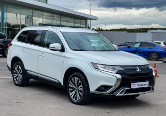Подержанный автомобиль Mitsubishi Outlander 2019 года (3 фото)