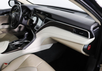 Подержанный автомобиль Toyota Camry Sedan 2018 года (10 фото)