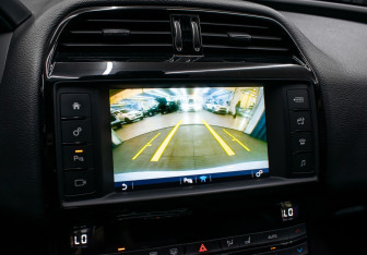 Подержанный автомобиль Jaguar XE 2016 года (17 фото)