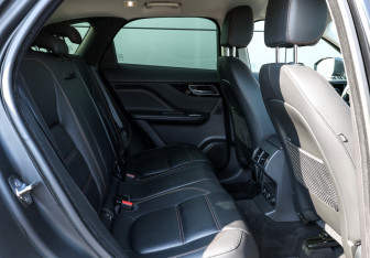 Подержанный автомобиль Jaguar F-Pace 2017 года (12 фото)