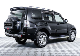 Подержанный автомобиль Mitsubishi Pajero 2012 года (5 фото)