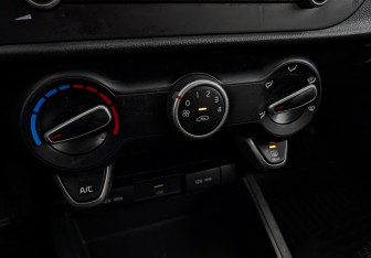 Подержанный автомобиль Kia Rio Hatchback 2021 года (19 фото)