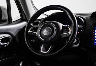 Подержанный автомобиль Jeep Renegade 2018 года (16 фото)