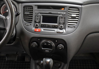 Подержанный автомобиль Kia Rio Hatchback 2010 года (14 фото)