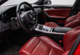 Подержанный автомобиль Kia Stinger 2019 года (10 фото)
