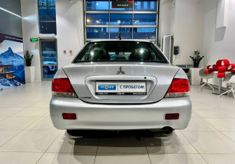 Подержанный автомобиль Mitsubishi Lancer Sedan 2004 года (5 фото)