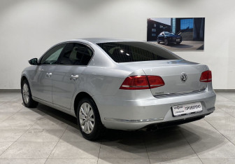 Подержанный автомобиль Volkswagen Passat Sedan 2011 года (7 фото)