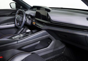 Подержанный автомобиль Changan UNI-V 2023 года (11 фото)