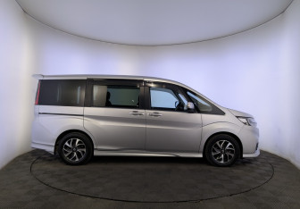 Подержанный автомобиль Honda Stepwgn 2018 года (4 фото)