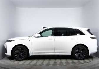 Подержанный автомобиль LiXiang L7 2023 года (8 фото)