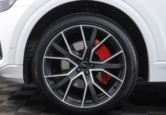 Подержанный автомобиль Audi Q8 2019 года (21 фото)