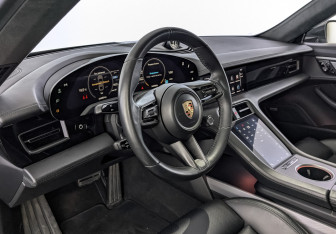 Подержанный автомобиль Porsche Taycan 2021 года (14 фото)