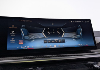 Подержанный автомобиль BMW X7 2024 года (25 фото)