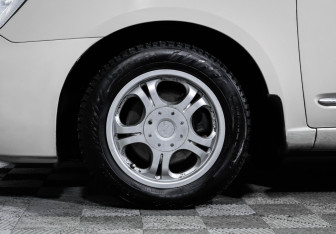 Подержанный автомобиль Kia Carens 2009 года (15 фото)