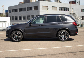 Подержанный автомобиль BMW X5 2015 года (8 фото)