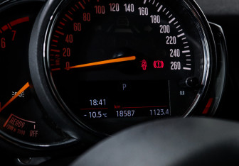 Подержанный автомобиль MINI Hatch 2020 года (11 фото)