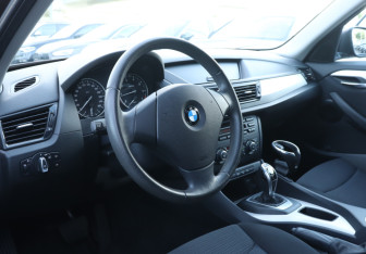 Подержанный автомобиль BMW X1 2013 года (13 фото)