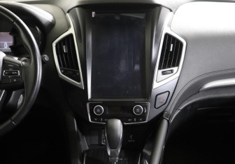 Подержанный автомобиль DongFeng AX7 2018 года (9 фото)