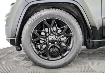 Подержанный автомобиль Jeep Grand Cherokee 2021 года (18 фото)