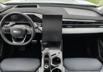 Подержанный автомобиль Geely Atlas 2024 года (12 фото)