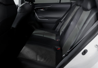 Подержанный автомобиль Toyota RAV4 2024 года (10 фото)