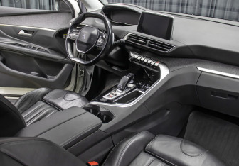 Подержанный автомобиль Peugeot 3008 2018 года (11 фото)