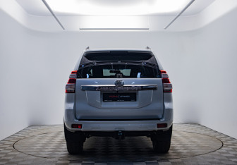 Подержанный автомобиль Toyota Land Cruiser Prado 2016 года (6 фото)