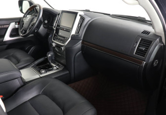 Подержанный автомобиль Toyota Land Cruiser Suv 2020 года (10 фото)