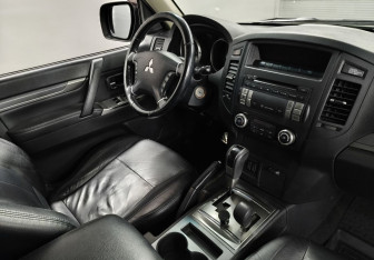 Подержанный автомобиль Mitsubishi Pajero 2013 года (11 фото)