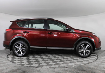 Подержанный автомобиль Toyota RAV4 2017 года (4 фото)