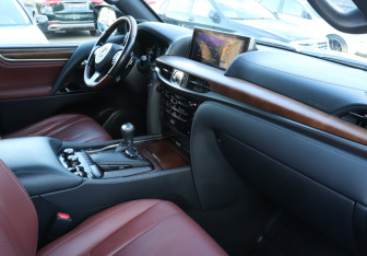 Подержанный автомобиль Lexus LX 2020 года (8 фото)