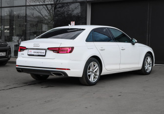 Подержанный автомобиль Audi A4 Sedan 2019 года (4 фото)