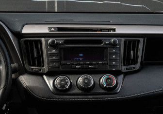 Подержанный автомобиль Toyota RAV4 2017 года (10 фото)